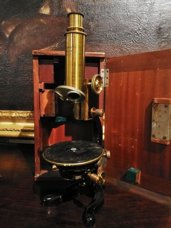  Microscope From The Late 1800s To Early 1900s, Complete With Wooden Box.-photo-2