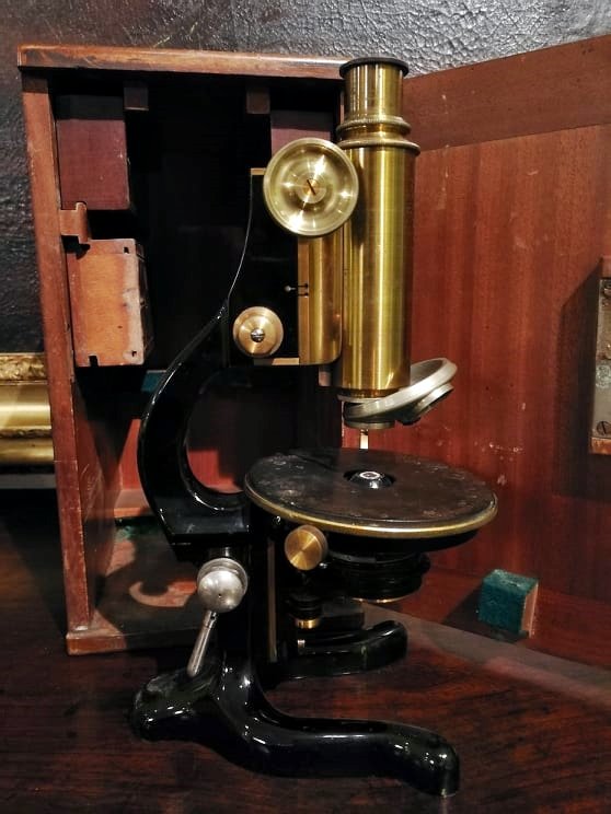  Microscope From The Late 1800s To Early 1900s, Complete With Wooden Box.