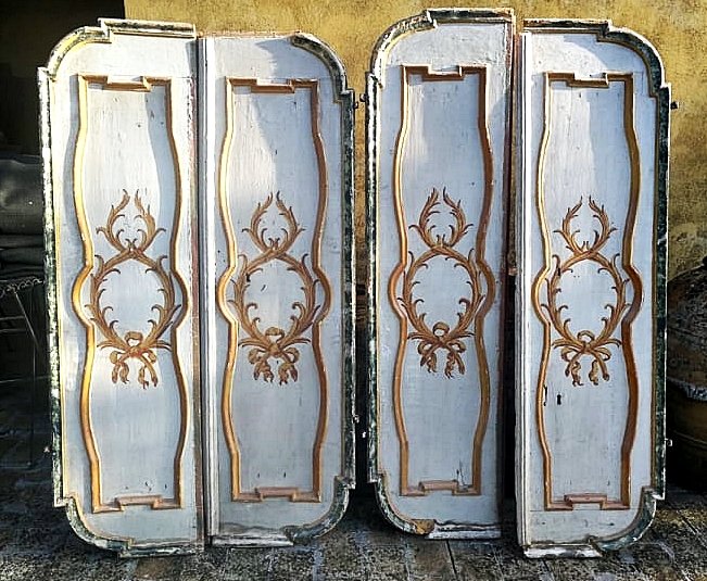 Rare paire de portes italiènne fin XVIIe avec laques et décorations dorées d'origine
