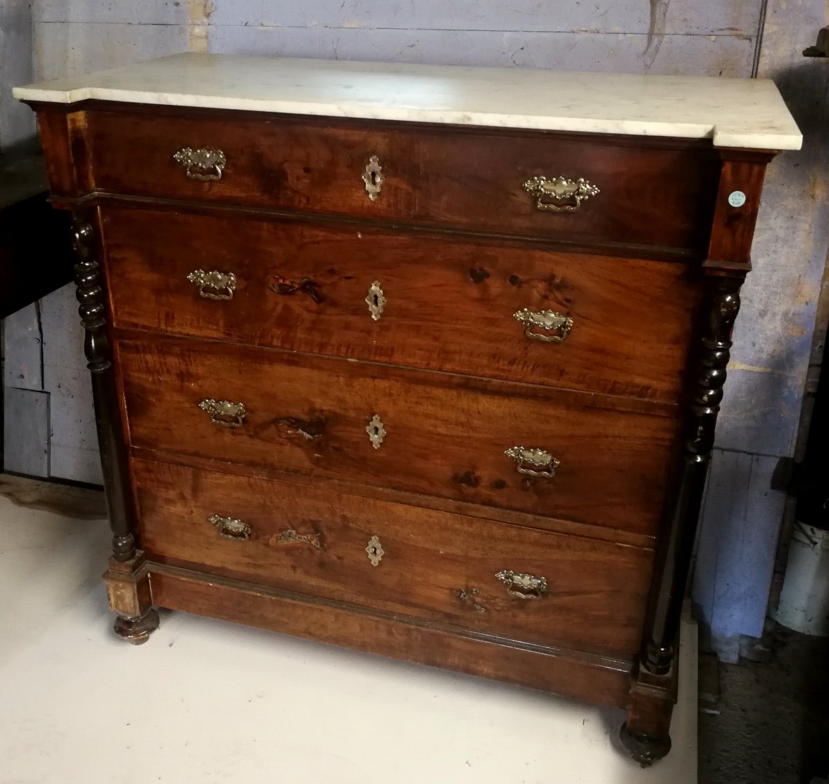  Belle Commode Italienne Seconde Moitié Du 19ème Siècle Avec Plateau En Marbre Blanc.