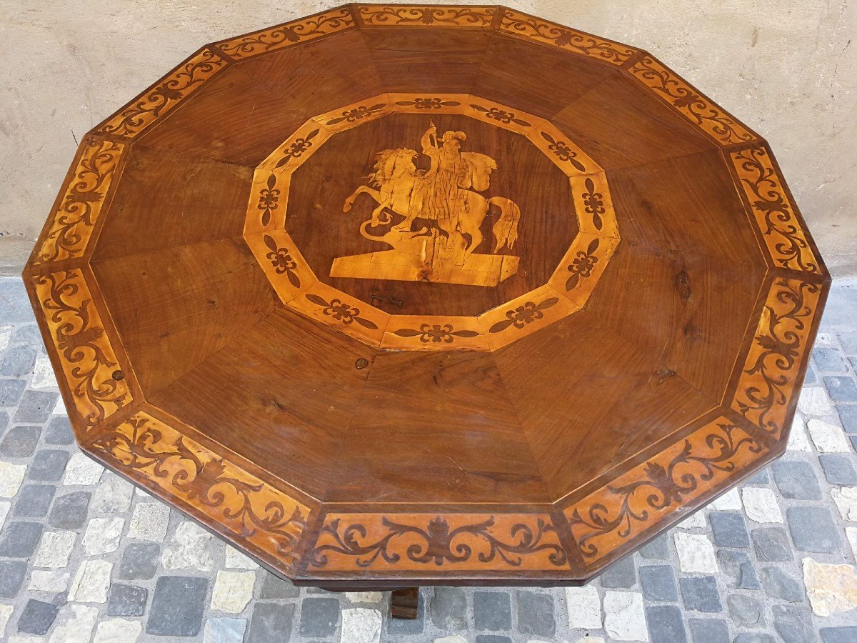 Table Dodécagonale Incrustée d'érable Et Noyer Avec Saint Georges Et Le Dragon, Rome, Debut XIX
