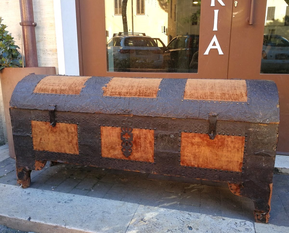 Grande Malle Du 16ème Siècle Doublé En Cuir Et Tissus Finement Décorés, Italie Du Nord