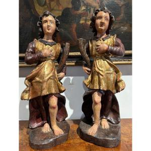 Coppia di sculture in legno raff. figure allegoriche che reggono cornucopia. Italia, XVII s.