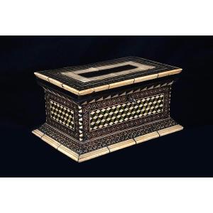 Grande cofanetto intarsiato in osso e varie essenze, bottega degli Embriachi, sec. XV.