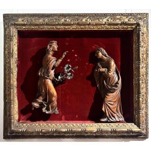 Annunciazione in legno scolpito entro cornice finemente intagliata, 1a metà del XVII secolo.