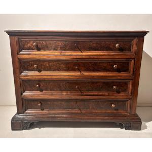 Canterano in radica di noce del XVII secolo, Italia centrale.