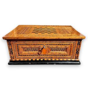 Preziosa cassa certosina riccamente intarsiata in legni pregiati e scacchiera, primi del '500.