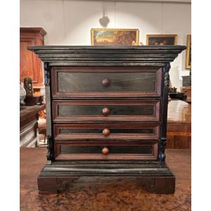 Raro modellino di canterano del seicento.