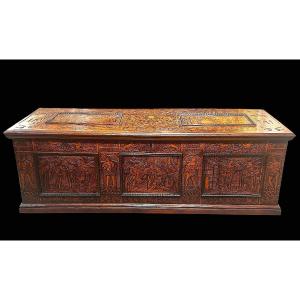 Importante cassone nuziale in cedro del libano pirografato. Venezia o Friuli XVI secolo.