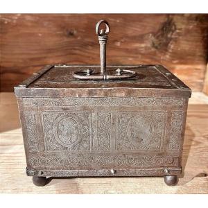 Piccolo forziere in ferro finemente cesellato, Norimberga primi del XVII secolo.