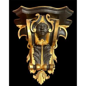 Mensola finemente intagliata e decorata ad oro e lacca nera. Italia centrale, fine del XVII sec