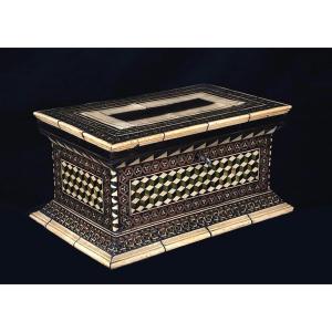 Grande cofanetto intarsiato in osso e varie essenze, bottega degli Embriachi, sec. XV.