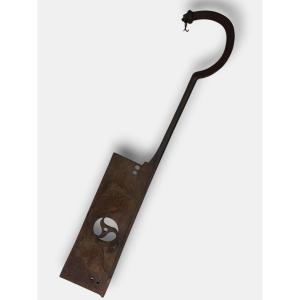 Strumento in ferro con testa di leone in bronzo sul terminale. XVI secolo, Toscana.