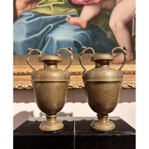 Coppia di vasi in bronzo finemente incisi. Bottega Veneto-Saracena del XVI secolo.