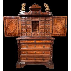Elegante mobile doppio corpo con monetiere in legni pregiati. Roma, ultimo quarto del Seicento.
