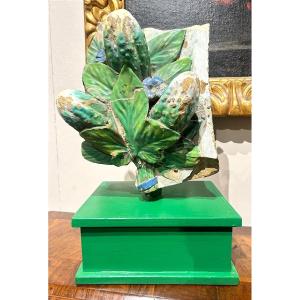 Frammento di una cornice robbiana monumentale in maiolica invetriata. Fine XV - primi XVI s.