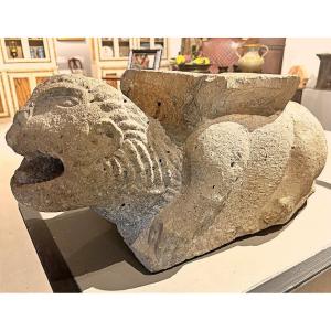 Leone marino stiloforo in pietra peperina, XII secolo.