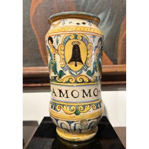 Grande albarello di Montelupo a grottesche, seconda metà del XVI secolo.