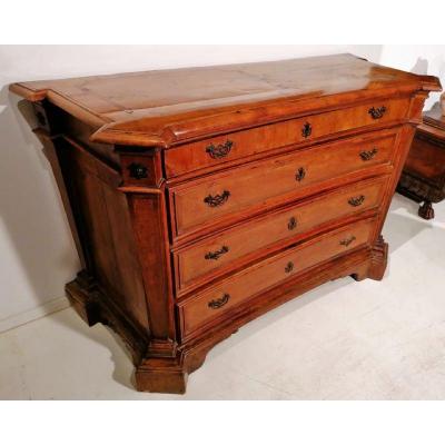  Rare commode Louis XIV plaquée en bois de cyprès et incrustée en palissandre, Etat Papal. 