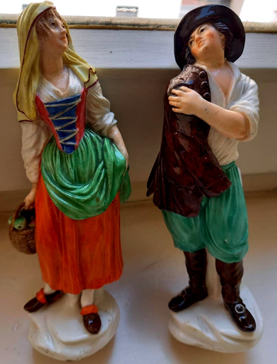 Coppia di figure in porcellana Real Fabbrica Napoli XVIII secolo