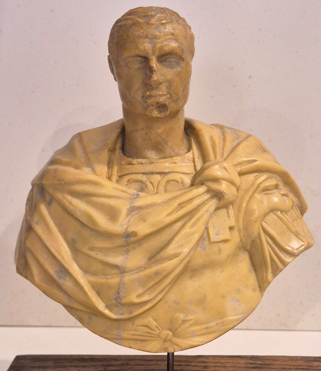 Busto di imperatore in marmo giallo antico Grand Tour XIX secolo