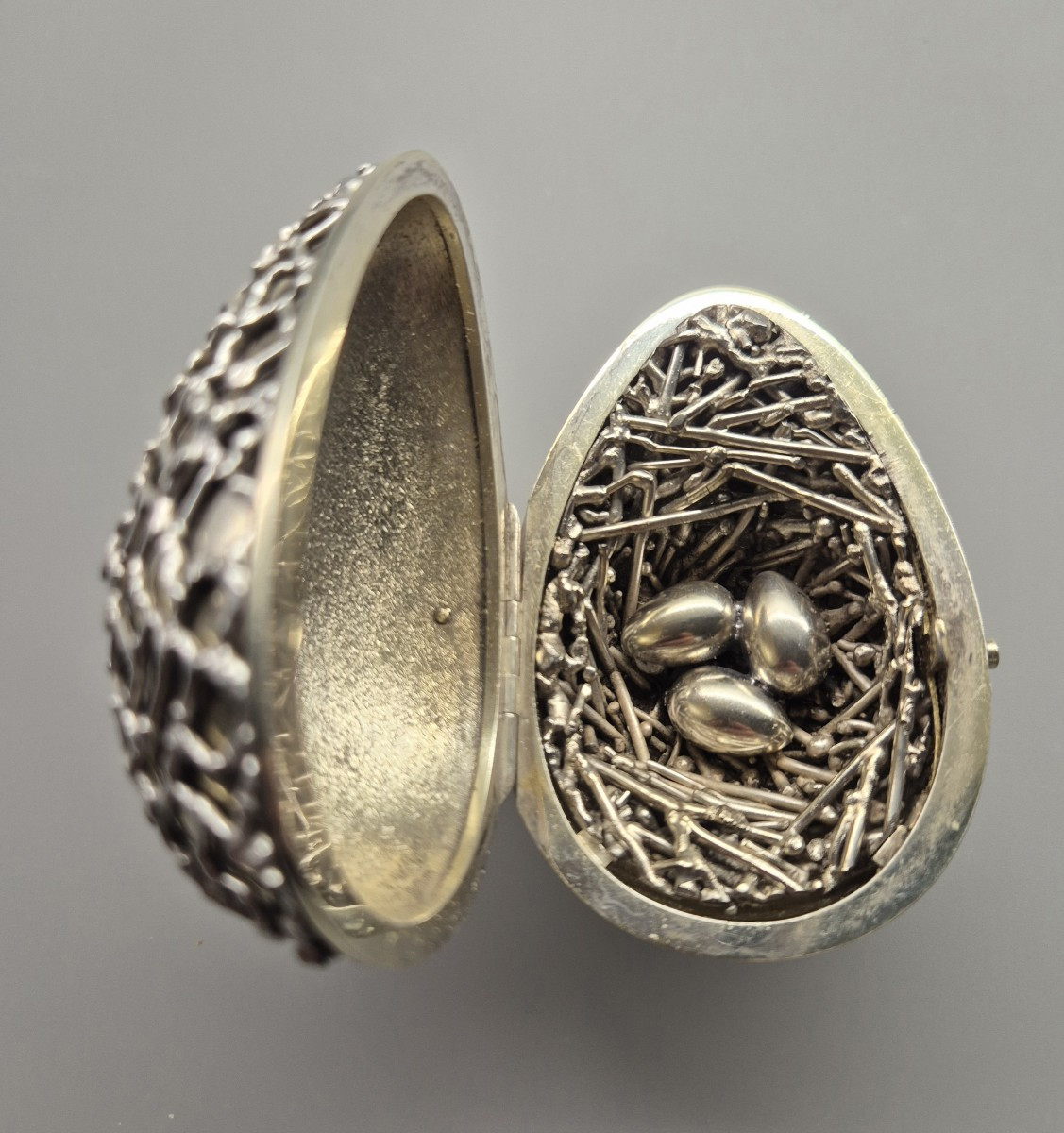 Uovo con sorpresa, Argento e argento dorato, di Stuart Devlin, Australia /Uk 1960