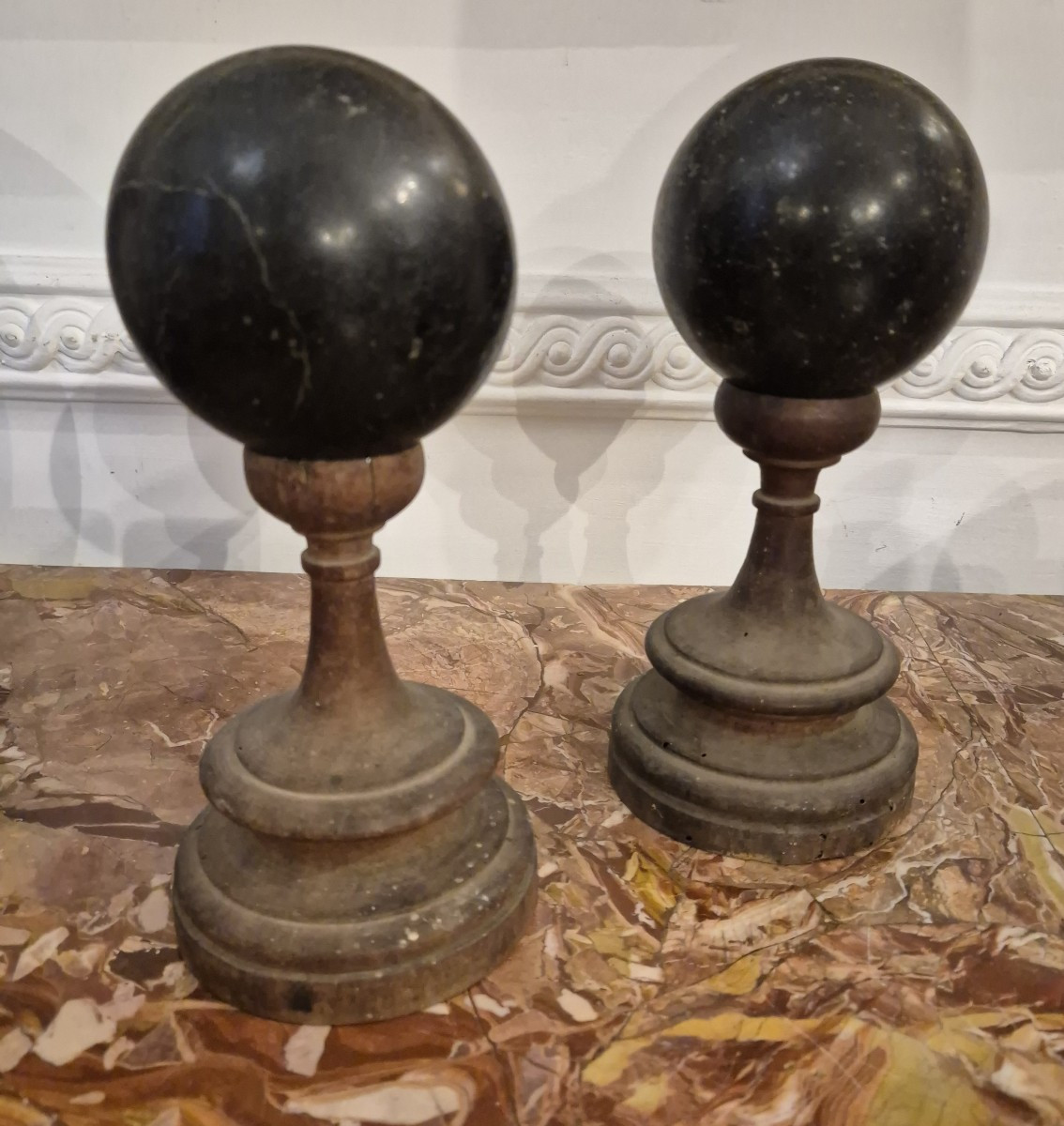 Due palle in marmo nero Grand Tour Louis XIV wunderkammer XVIII secolo