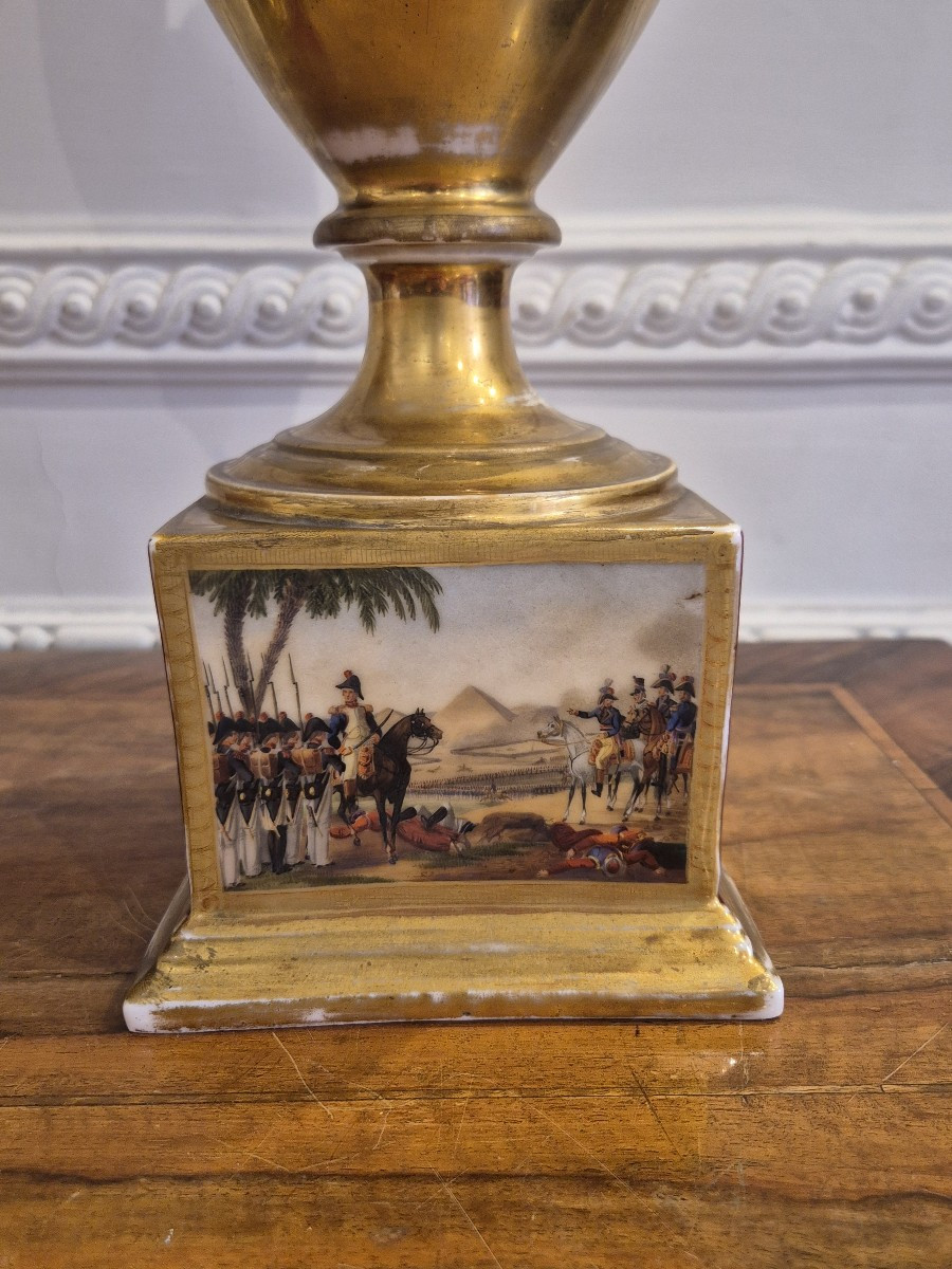 Coppia di vasi neoclassici, con scene napoleoniche, porcellana Francia XIX Secolo -photo-1