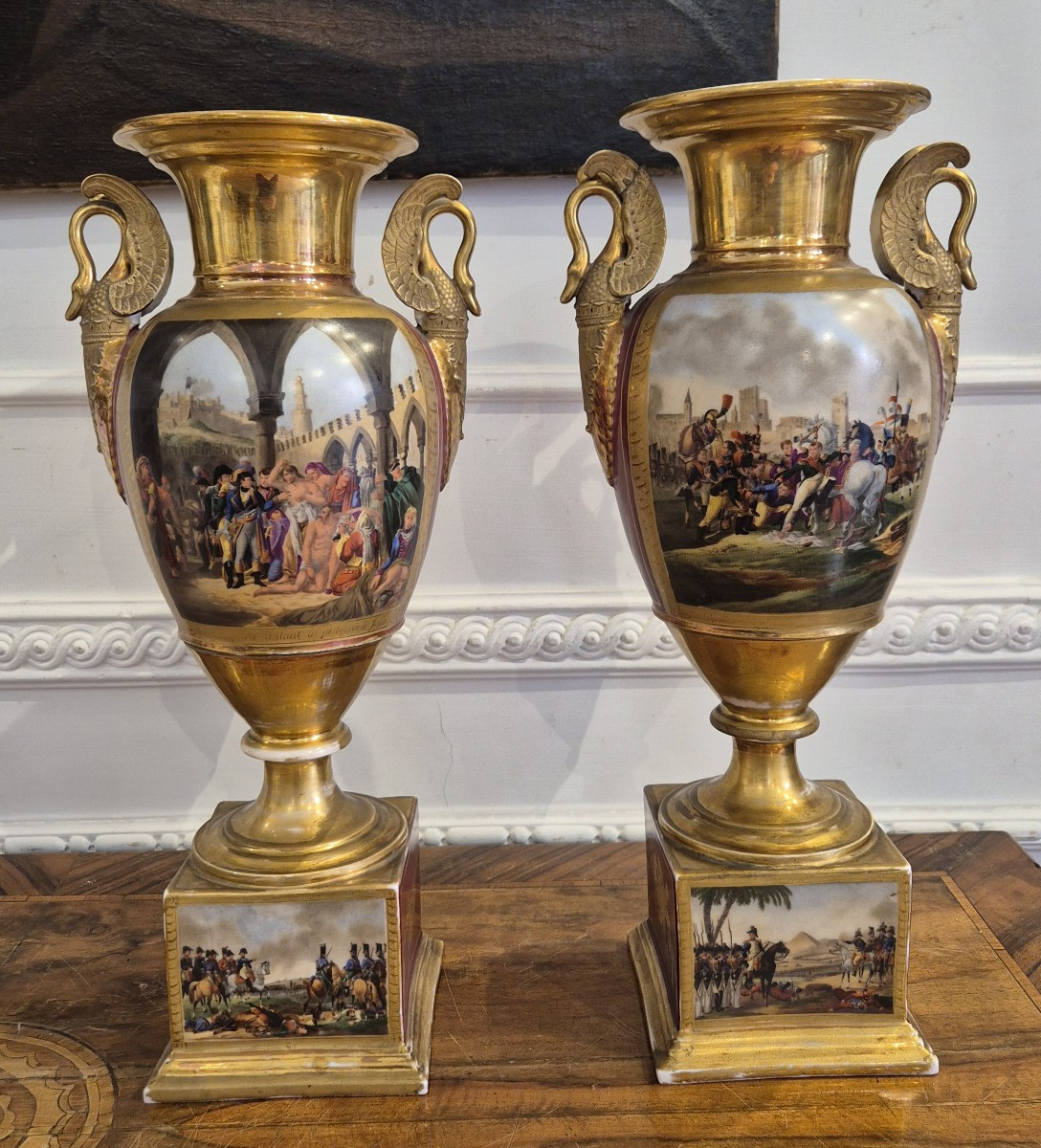 Coppia di vasi neoclassici, con scene napoleoniche, porcellana Francia XIX Secolo 