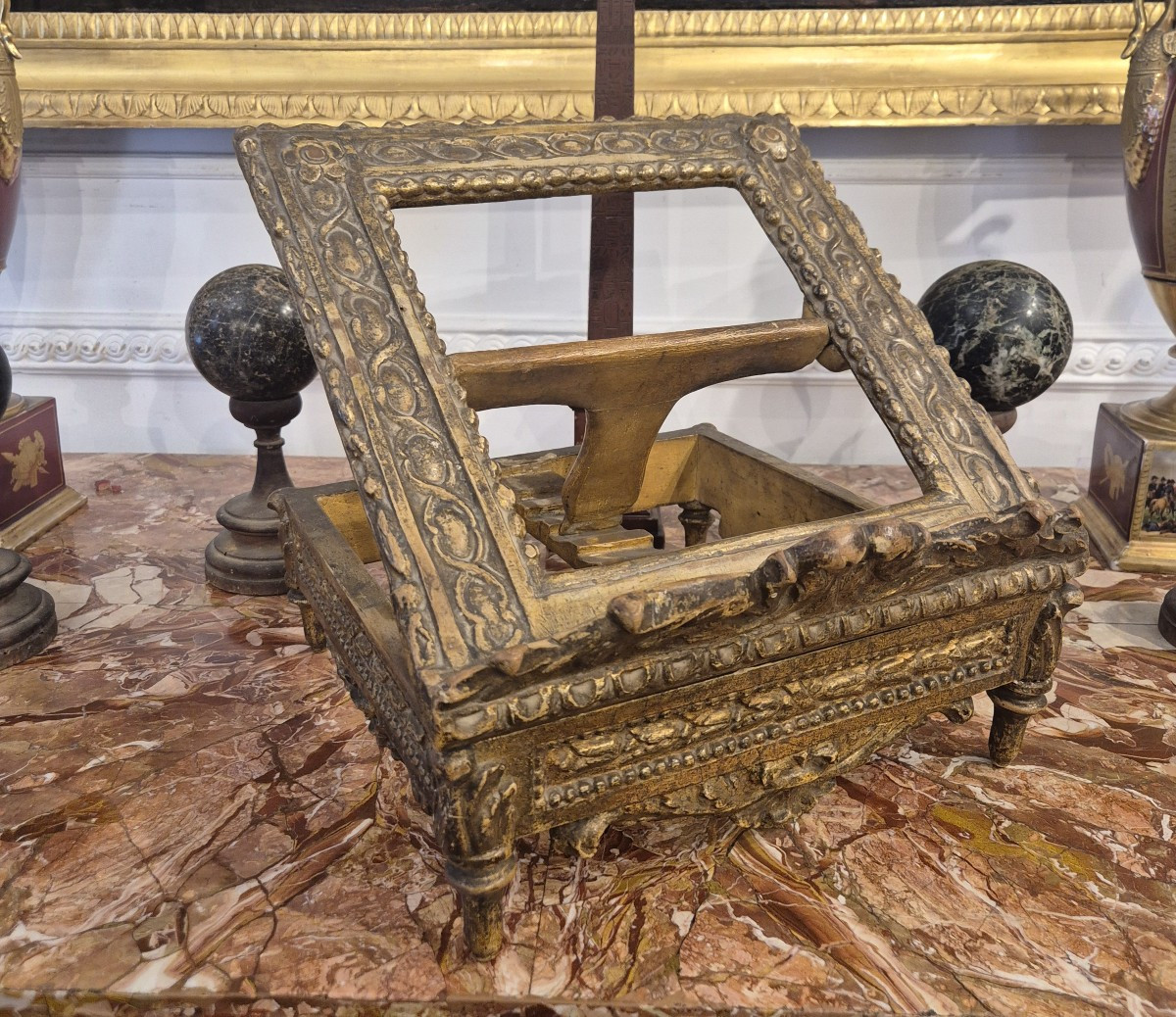 Leggio neoclassico, italia XVIII Secolo  legno intagliato 