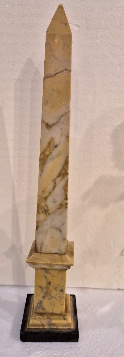 Obelisco in marmo giallo antico Grand Tour Roma XIX secolo