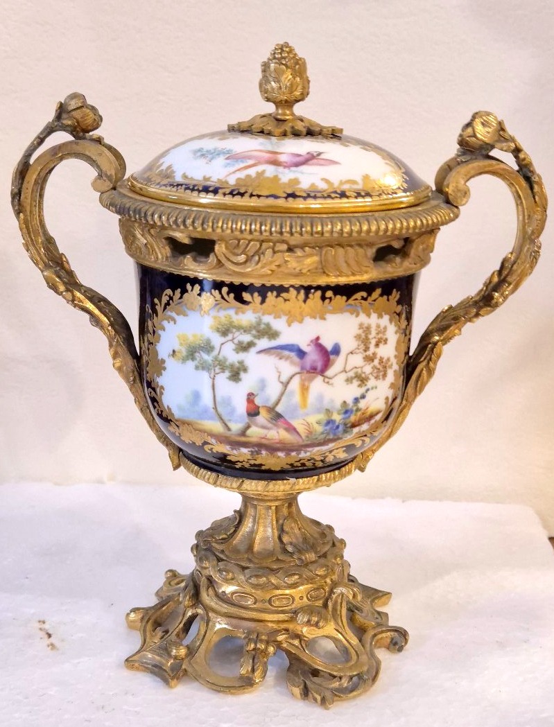 Potiche in porcellana tipo Sevres montata in bronzo dorato XIX secolo
