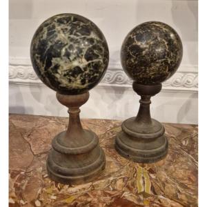 Due sfere in marmo nero e verde Grand Tour Wunderkammer XVIII secolo