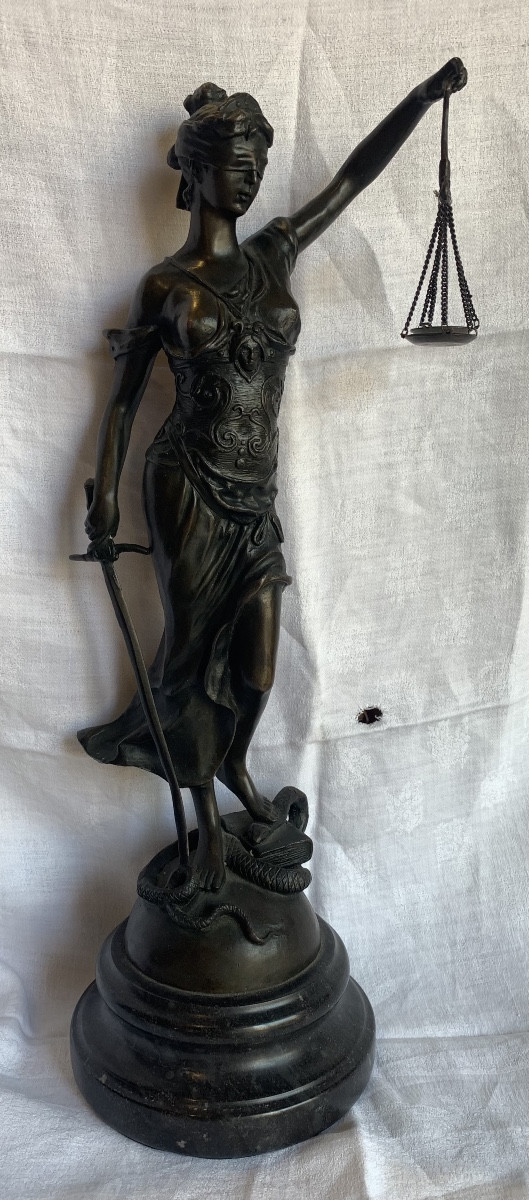 bronzo raffigurante dea della giustizia 