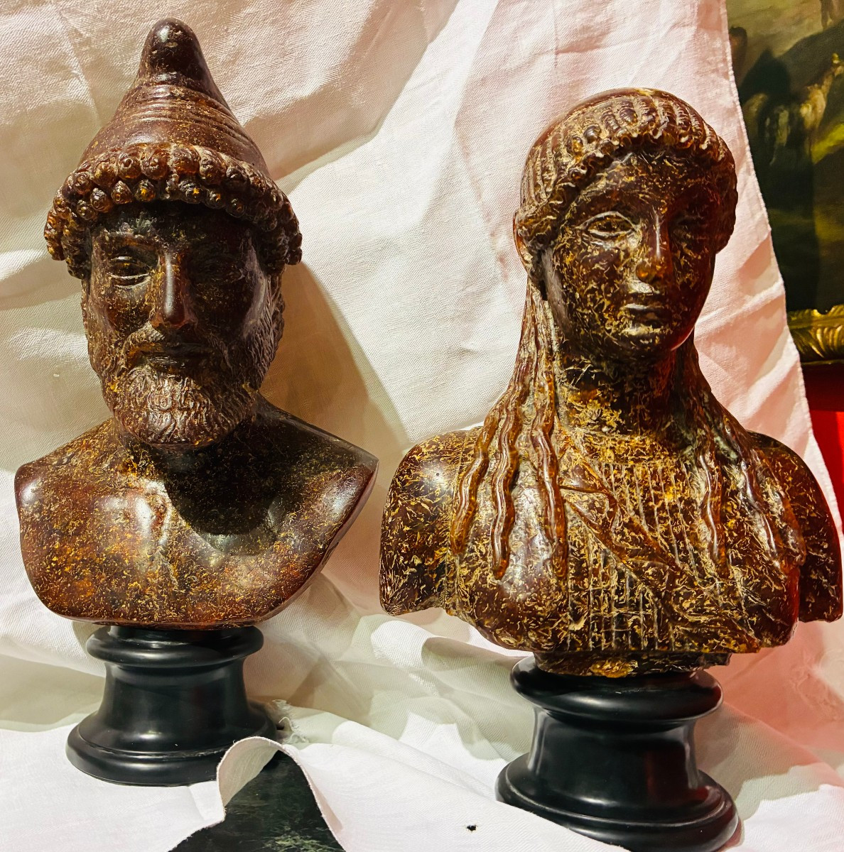 coppia di mezzi busti in ambra raffiguranti ulisse e minerva