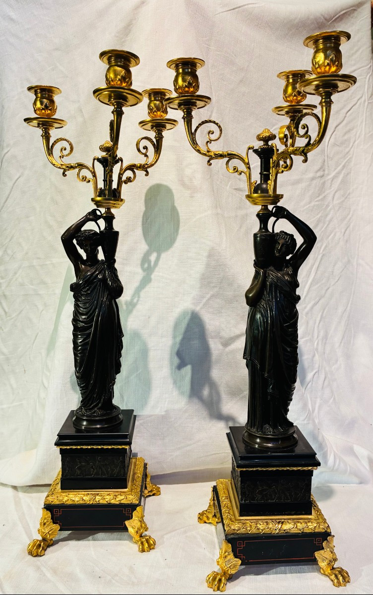 coppia di candelabri in bronzo dorato e base in marmo nero con piedini dorati XIX secolo