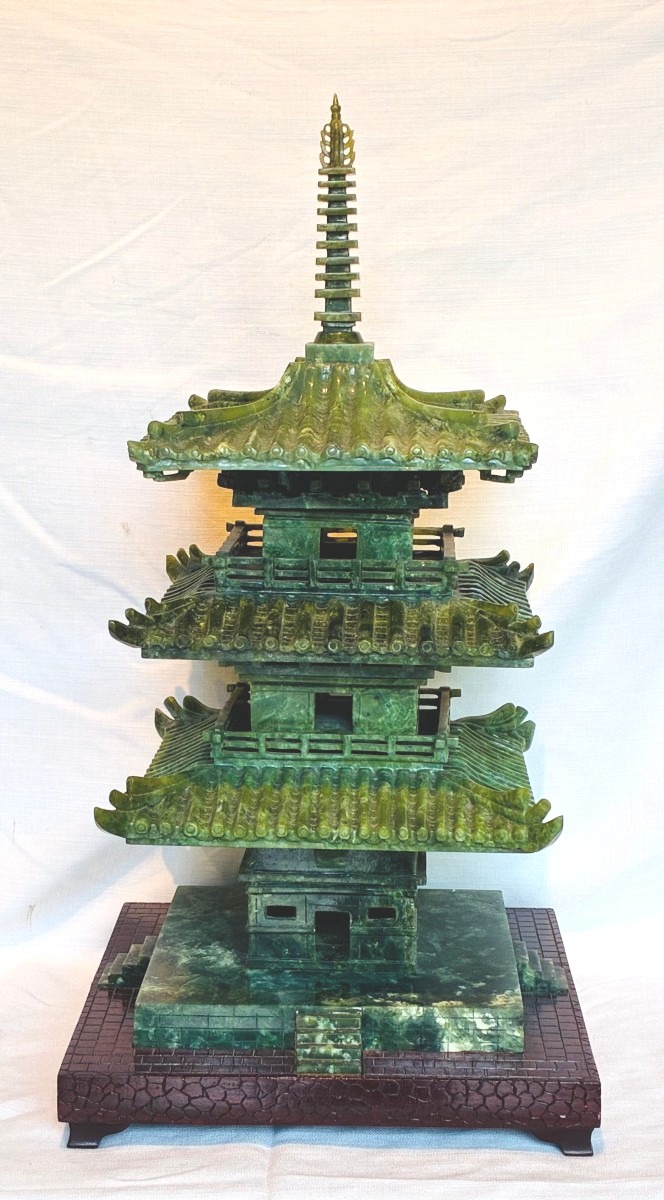 pagoda in giada di provenienza cinese XIX secolo