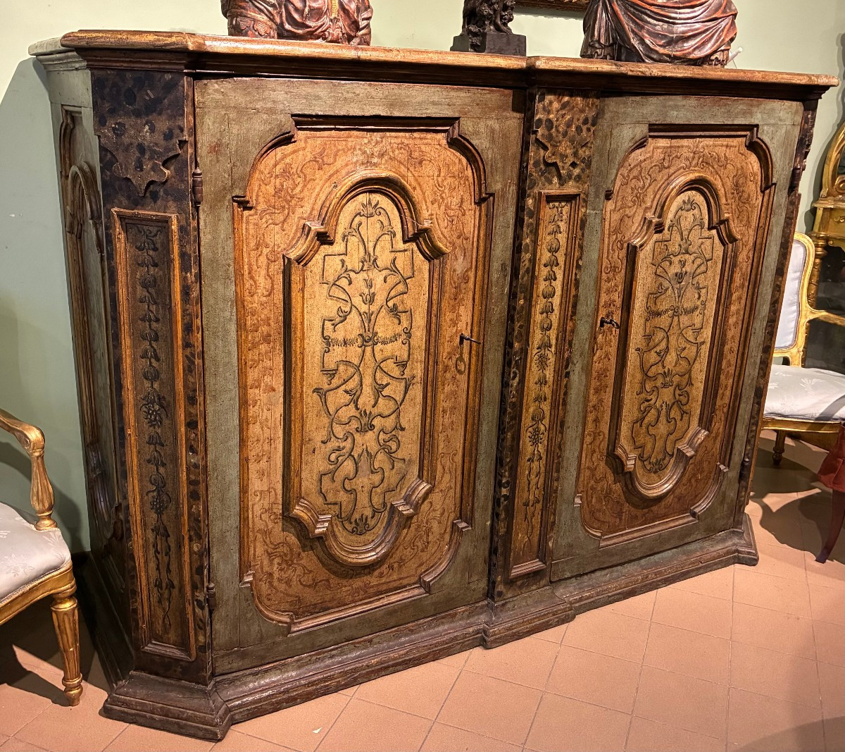 credenza a 2 ante con lacca originale di provenienza romana XVII secolo