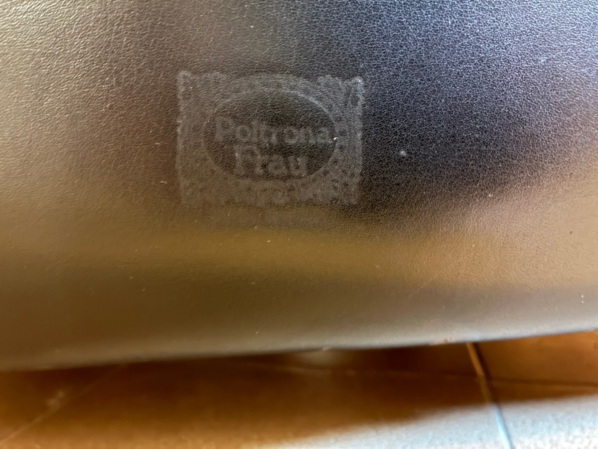 divano e poltrona FRAU stampigliati in pelle nera anni 80,-photo-2