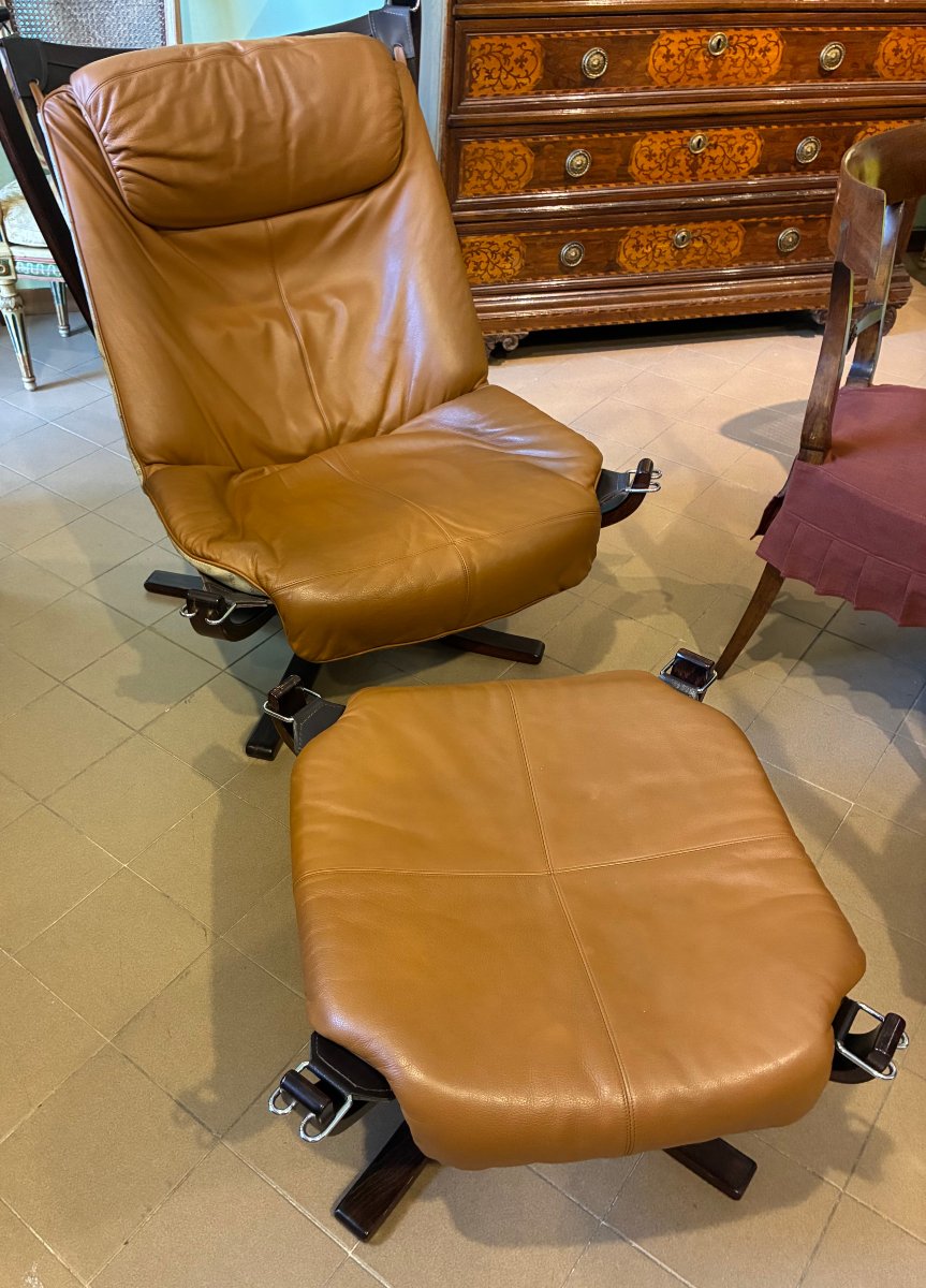 poltrona Frau modello Falcon anni 80, con pouff