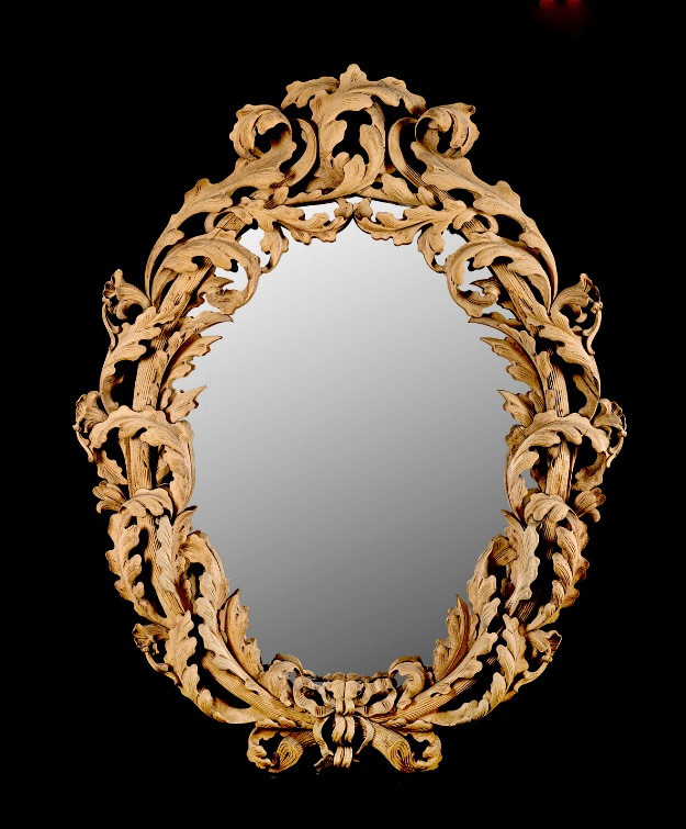 Specchiera ovale con cornice in legno riccamente intagliata e traforata a foglie d'acanto