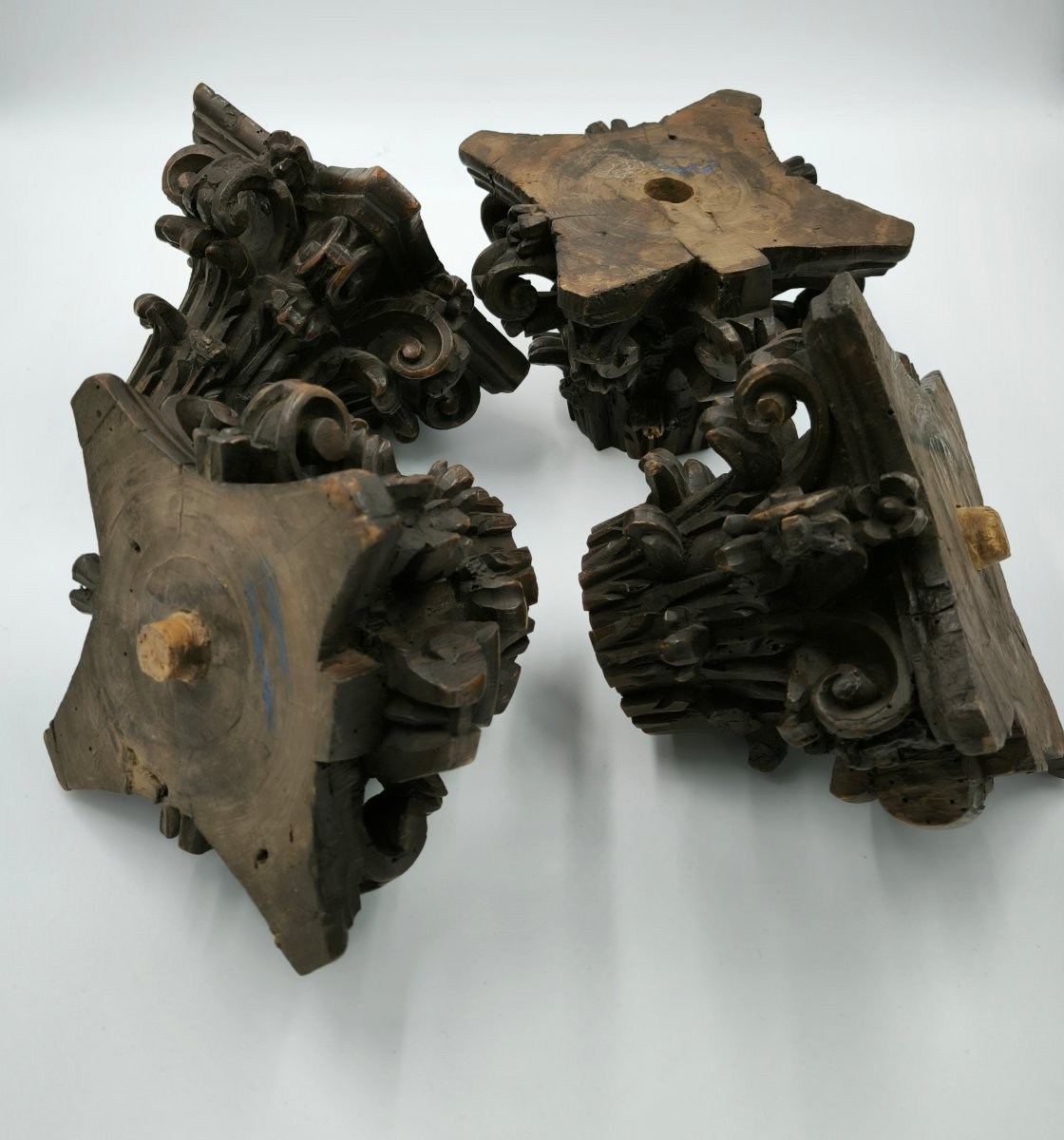 Quattro capitelli intagliati in noce, manifattura del secolo XVIII-photo-2