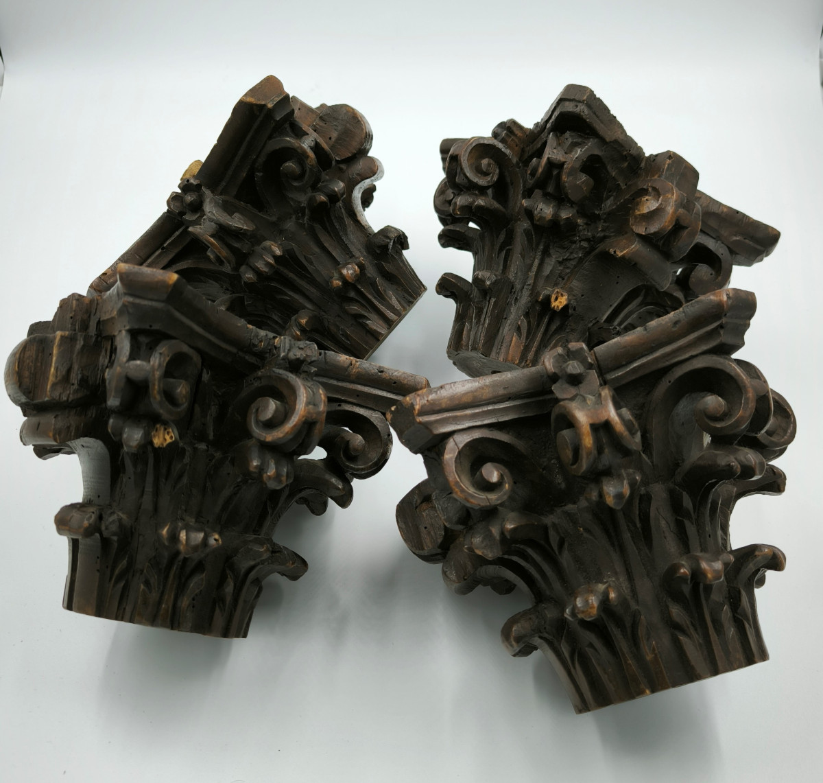 Quattro capitelli intagliati in noce, manifattura del secolo XVIII