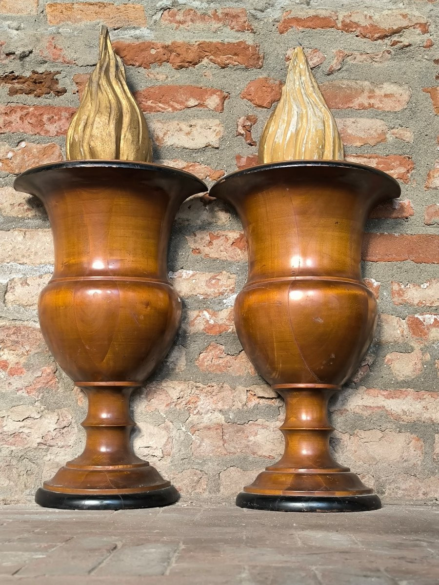 Coppia di fregi da teatro decorati a guisa di braceri ardenti, manifattura del secolo XIX.-photo-2