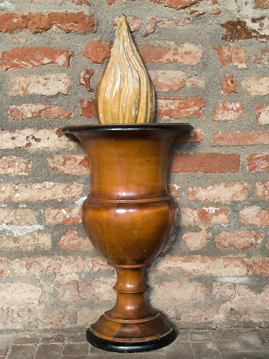 Coppia di fregi da teatro decorati a guisa di braceri ardenti, manifattura del secolo XIX.-photo-1