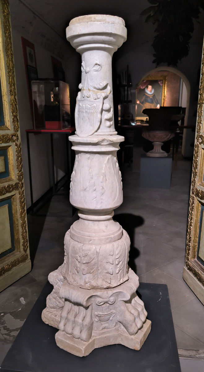 Base di candelabro in marmo. Italia settentrionale, secolo XVI.