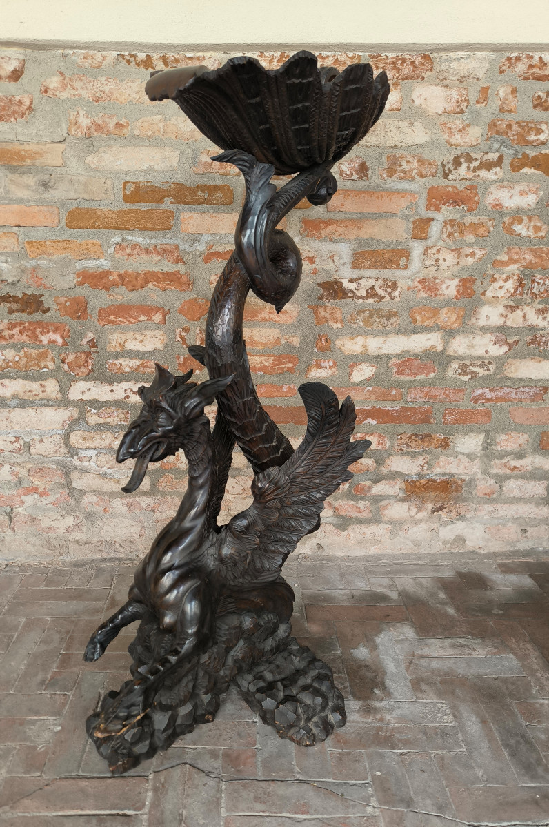 Scultura grottesca a forma di drago cin cinchiglia porta oggetti. Scultore del secolo XIX.