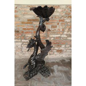 Scultura grottesca a forma di drago cin cinchiglia porta oggetti. Scultore del secolo XIX.