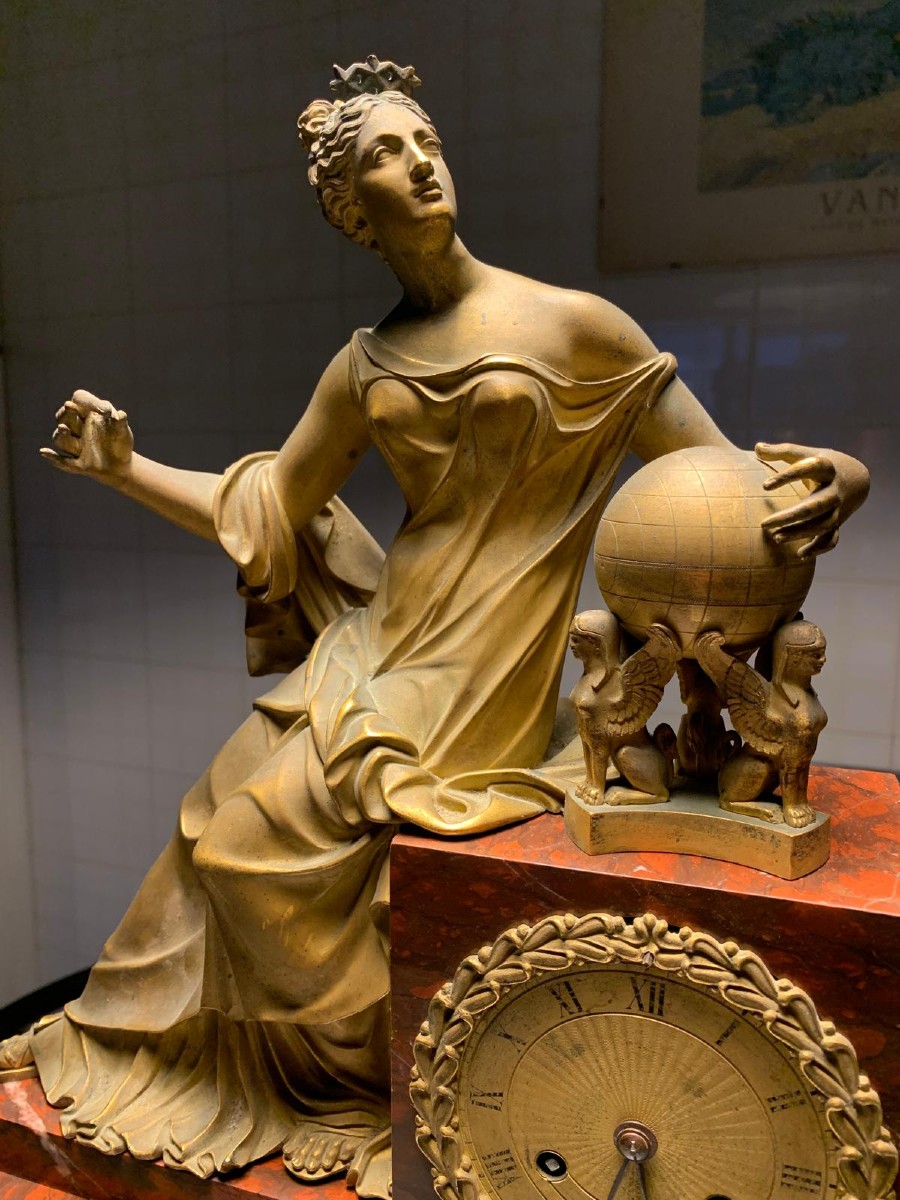 Pendolo in marmo griotte e bronzo dorato, "Allegoria dell'astronomia"