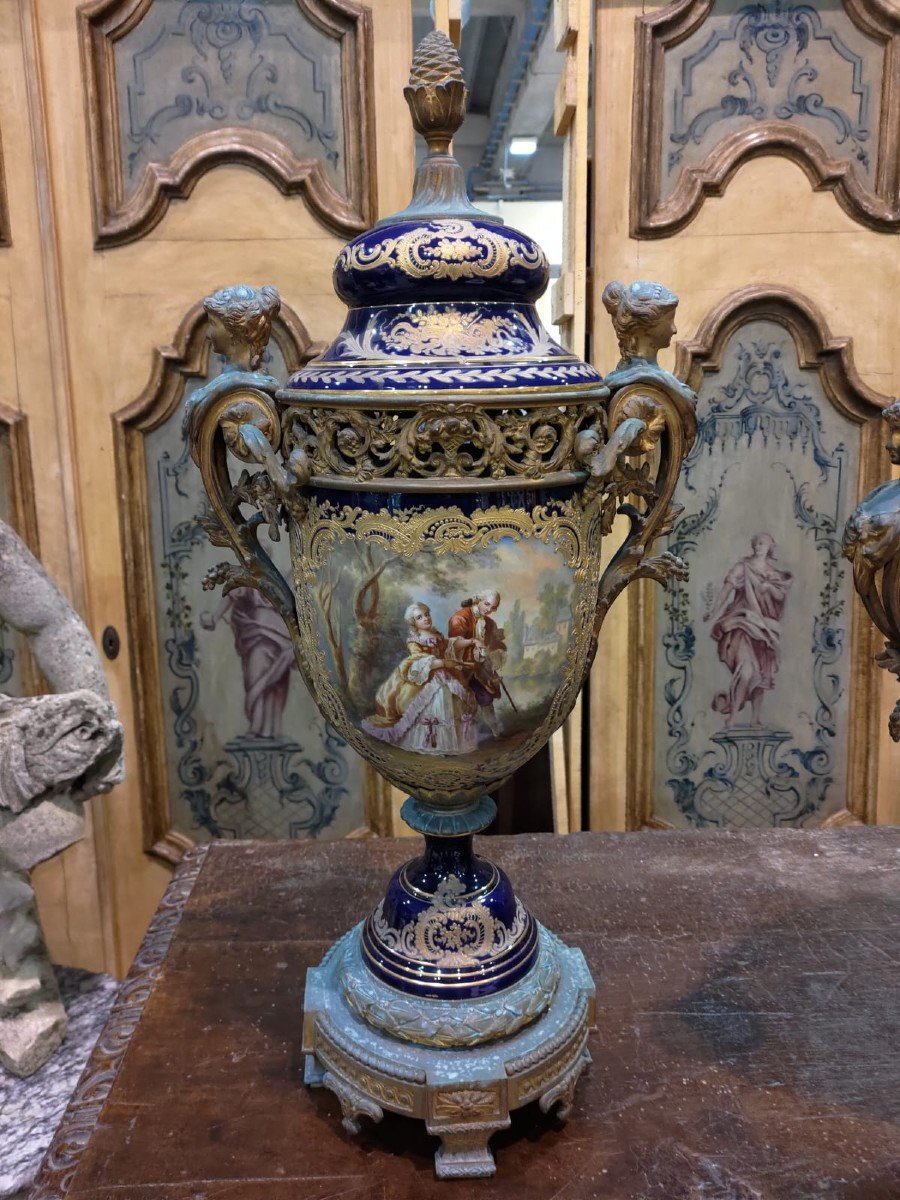 Grande alzata con vasi in porcellana di Sevres decorata in bronzo dorato, Francia, fine XIX sec-photo-3